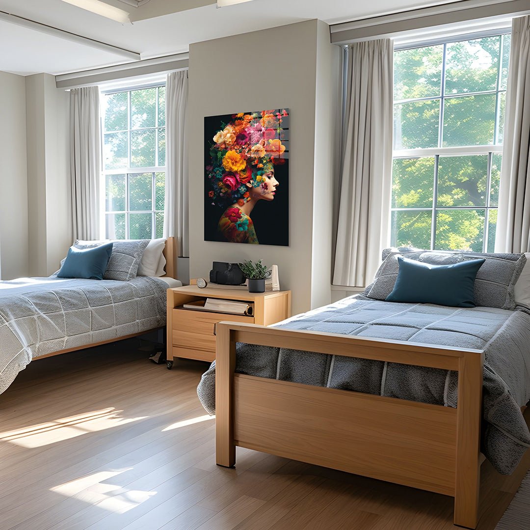 Vrouw met heldere kleuren glasschilderij interieur